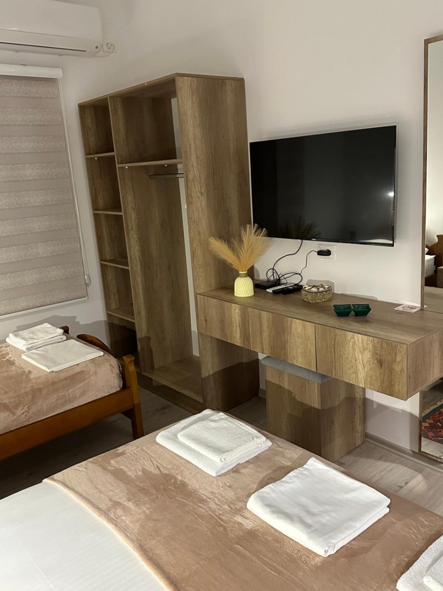 Lola'S Rooms Gjirokaster Exterior photo